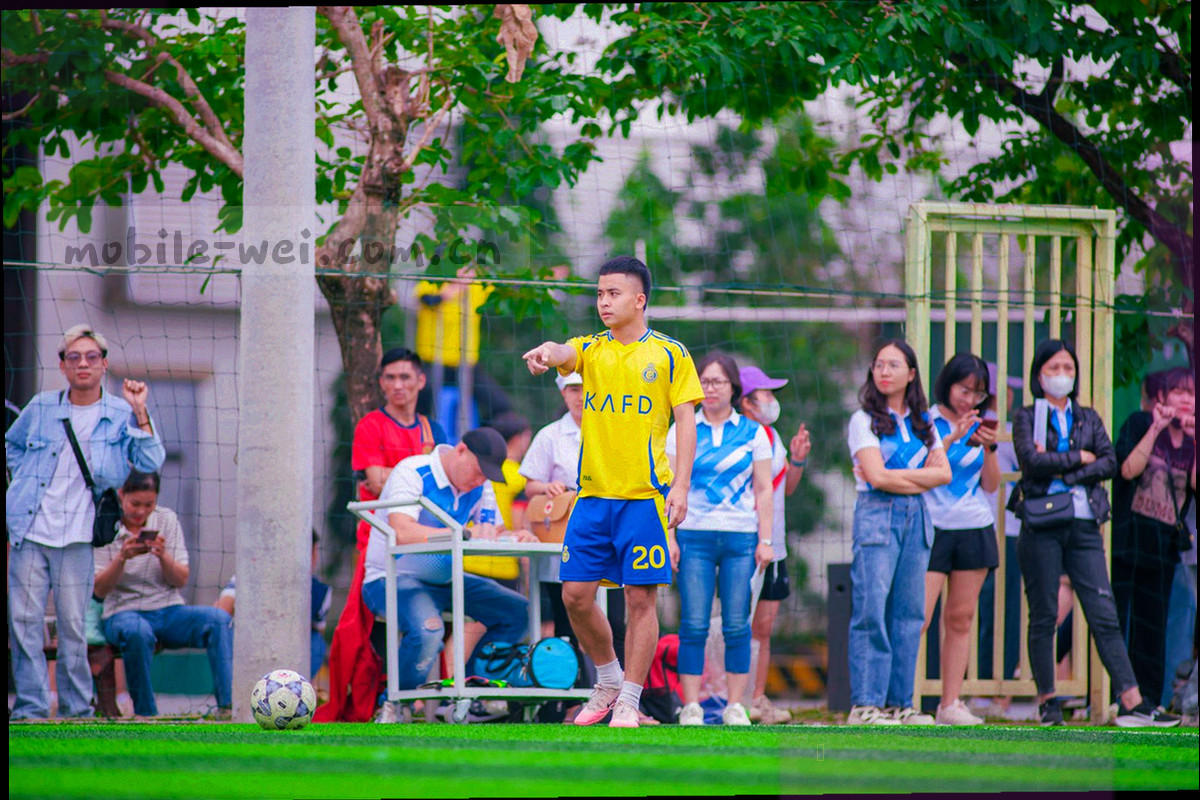 并排摆放的多台平板，屏幕上显示赛事数据标注界面与关键事件时间轴